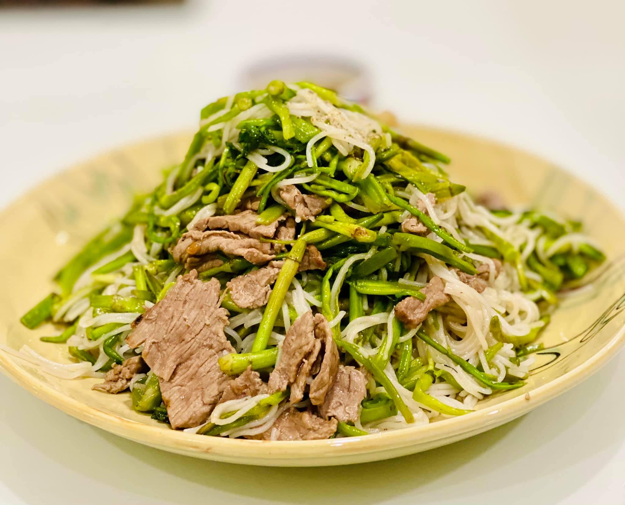 Bún xào rau cần, món ăn dân dã mà gắn liền với bậc vua chúa của vùng Cổ Loa