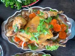 Gà um dâu Hạ Châu, món gà đậm đà, chua ngọt hấp dẫn của Phong Điền, Cần Thơ