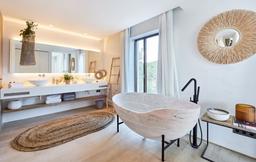 Chậu rửa mặt và bồn tắm bằng đá tự nhiên: 9 thiết kế mang lại vẻ ấn tượng cho phòng tắm