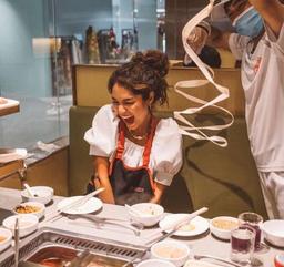 Giải mã lí do đi ăn Haidilao dù có thể tốn hơn nửa triệu nhưng không bao giờ vắng khách