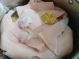 3 cách sơ chế, làm sạch bì lợn hiệu quả để có bì lợn sạch thơm làm thính, nấu ăn