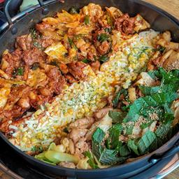 Gà xào cay Dakgalbi, từ món ăn của con nhà nghèo thành đặc sản Hàn Quốc được yêu thích ở quốc gia