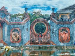 Cổng chùa Bà Mụ, di tích trăm tuổi, cứ đứng vào là có ảnh đẹp ở Hội An