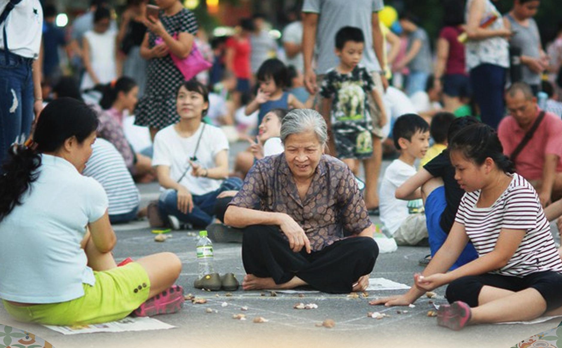 30/4 - 1/5 ở Hà Nội, chỉ cần ra ngay phố đi bộ Hồ Gươm là có 1001 trải nghiệm hay ho để vui chơi