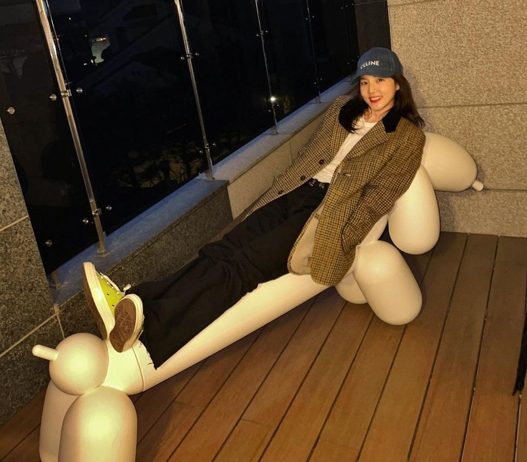 BST ghế đắt đỏ nhà sao: Kai (EXO) chi 1,3 tỷ sắm sofa, choáng nhất là sofa Kanye bán Maybach để mua