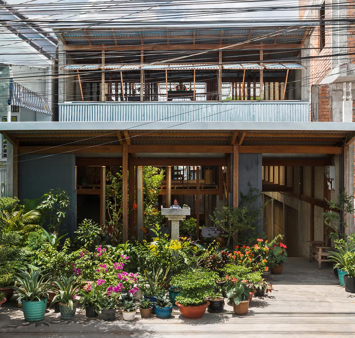 Ngôi nhà bằng tôn vừa bảo lưu truyền thống vừa viết tiếp hiện đại ở Châu Đốc khiến báo Tây trầm trồ