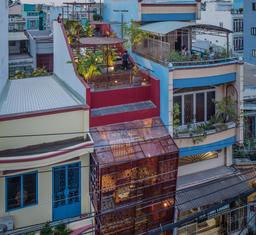 Ngôi nhà ống mặt tiền hoa thép với khu vườn sân thượng rất xinh con gái xây tặng mẹ ở Sài Gòn