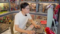 Nhà "anh da nâu" Việt Hoàng: Căn hộ thông tầng, chỉ nhìn tủ trong phòng làm việc đã thấy giàu