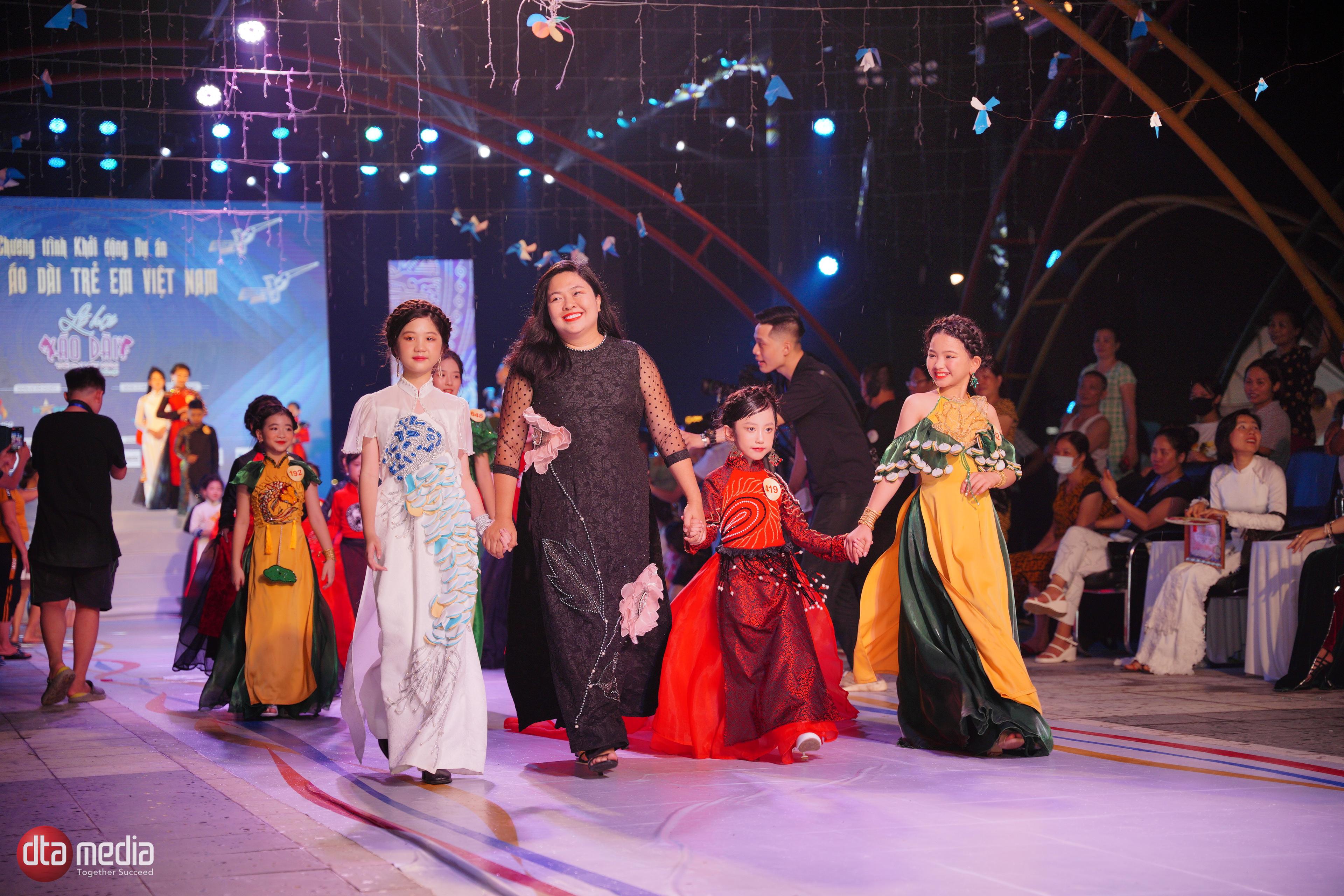 Mãn nhãn với màn biểu biễn áo dài đầy thần thái của hơn 200 mẫu nhí