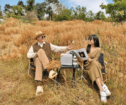 Cặp 9X xuyên Việt 36 ngày với 150 triệu, quyết chớp nhoáng nhưng mang đến 8 vali áo quần