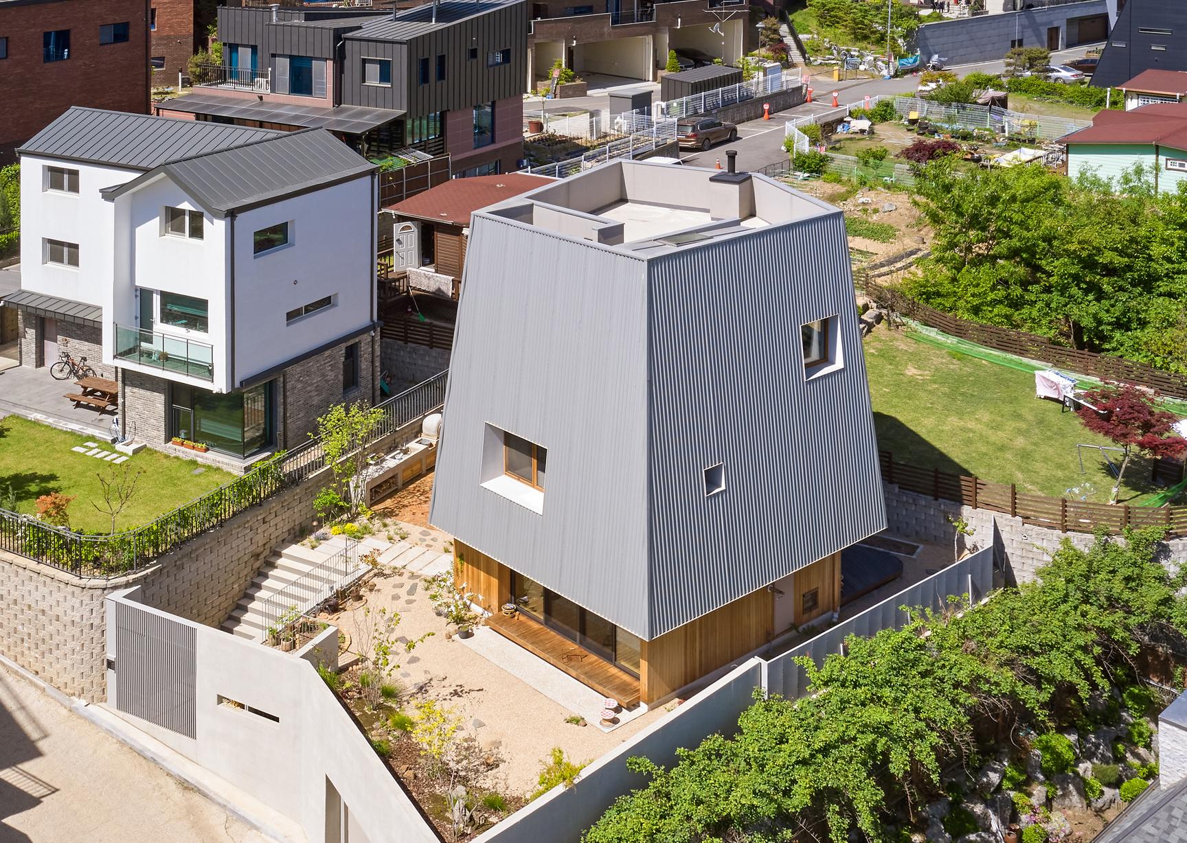 Ngôi nhà ngũ giác, tuy méo nhưng nên thơ và tiện nghi hết ý của cặp vợ chồng và 2 chú mèo