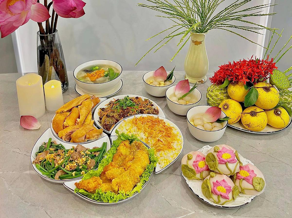 Ngắm những mâm cỗ Rằm tháng 7 đẹp xuất sắc của chị em Yêu bếp