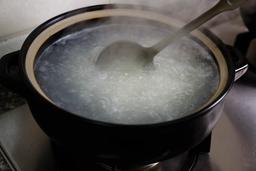 Đổ nước gạo vào nồi đất đun: Cách bảo quản nồi đất bền và không cháy khét