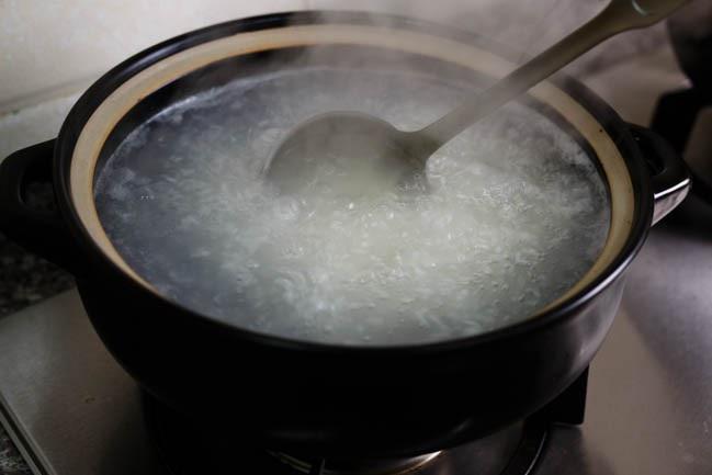 Đổ nước gạo vào nồi đất đun: Cách bảo quản nồi đất bền và không cháy khét