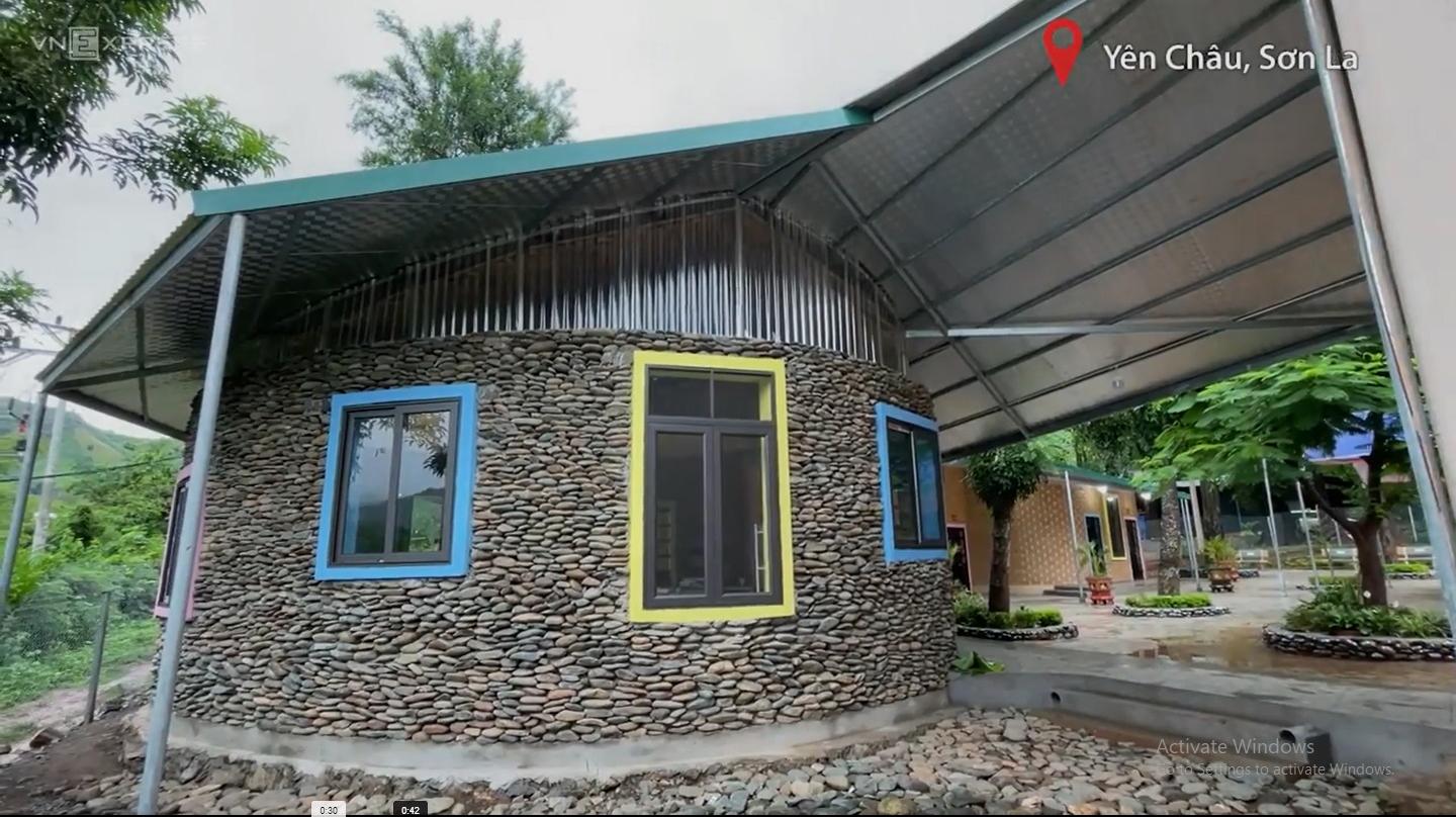 Ngôi trường xây bằng 80.000 viên sỏi tại Sơn La mềm mại như điệu múa khăn Piêu