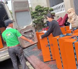 Ngọc Trinh chuẩn bị nguyên một xe quà hoành tráng để đem tặng hậu sinh nhật tuổi 33