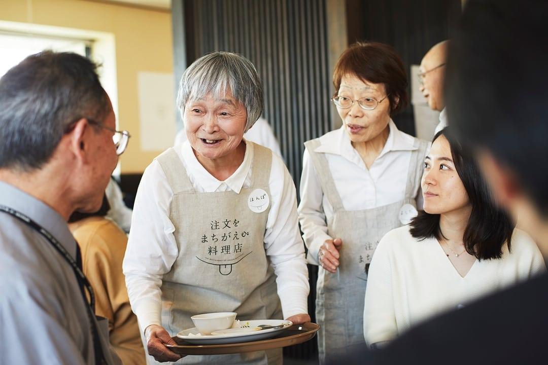 "Nhà hàng nhầm lẫn": Khách gọi một đằng nhân viên ra món một nẻo mà vẫn phải cười