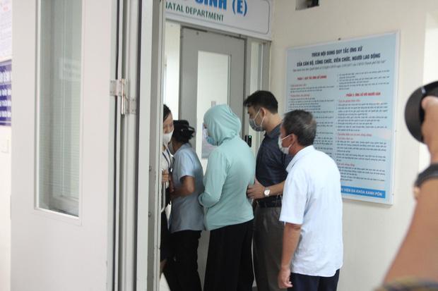 Hà Nội: Mẹ đẻ cháu bé sơ sinh bị bỏ rơi trong khe tường đón con xuất viện