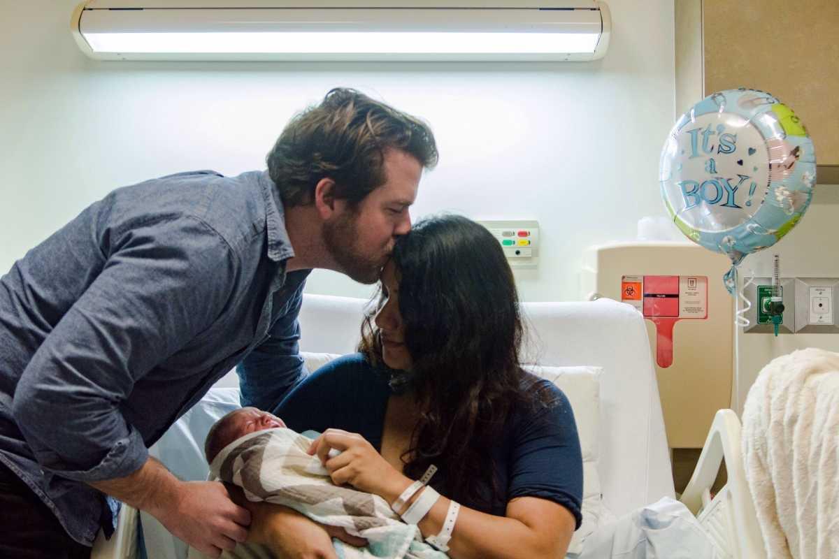 Có nên để chồng vào phòng sinh cùng vợ?