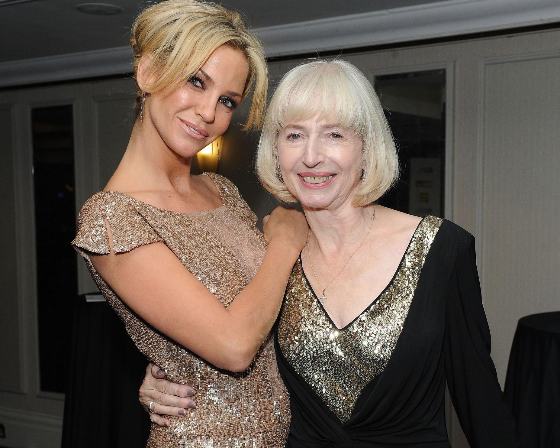 Sarah Harding về ở với mẹ để điều trị ung thư vú