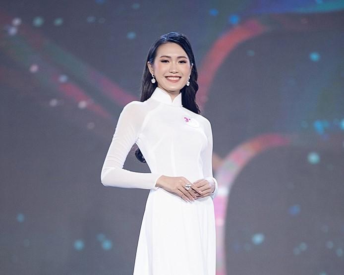 Doãn Hải My yêu kiều với áo dài trắng, catwalk tự tin