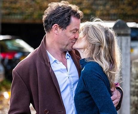 Vợ Dominic West hôn chồng công khai sau vụ anh ngoại tình với Lily James