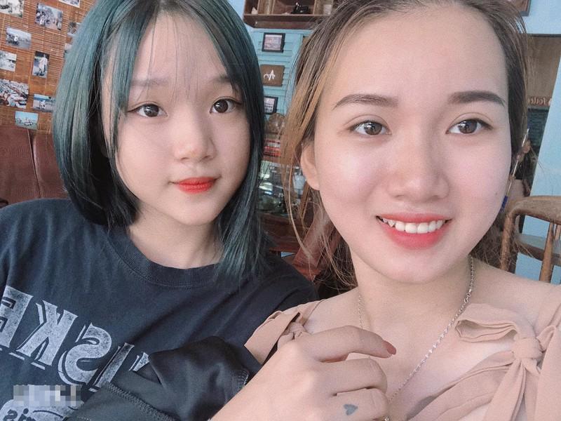 Tình bạn của hai cô gái xinh đẹp, một người 13 năm làm "đôi chân" cho bạn