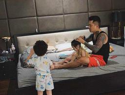 Tuấn Hưng nghỉ hát ở nhà chăm con, được vợ chuyển lương mỗi tháng
