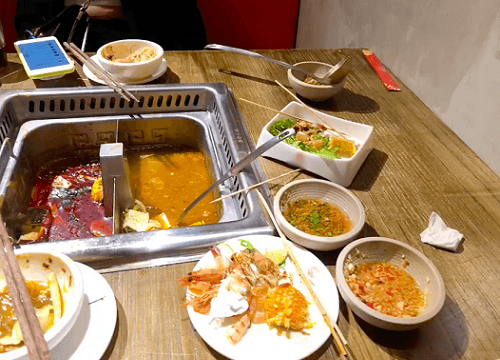 Nhà hàng buffet xin lỗi khách trên mặt báo, sau lưng nhắn tin dọa ra tòa