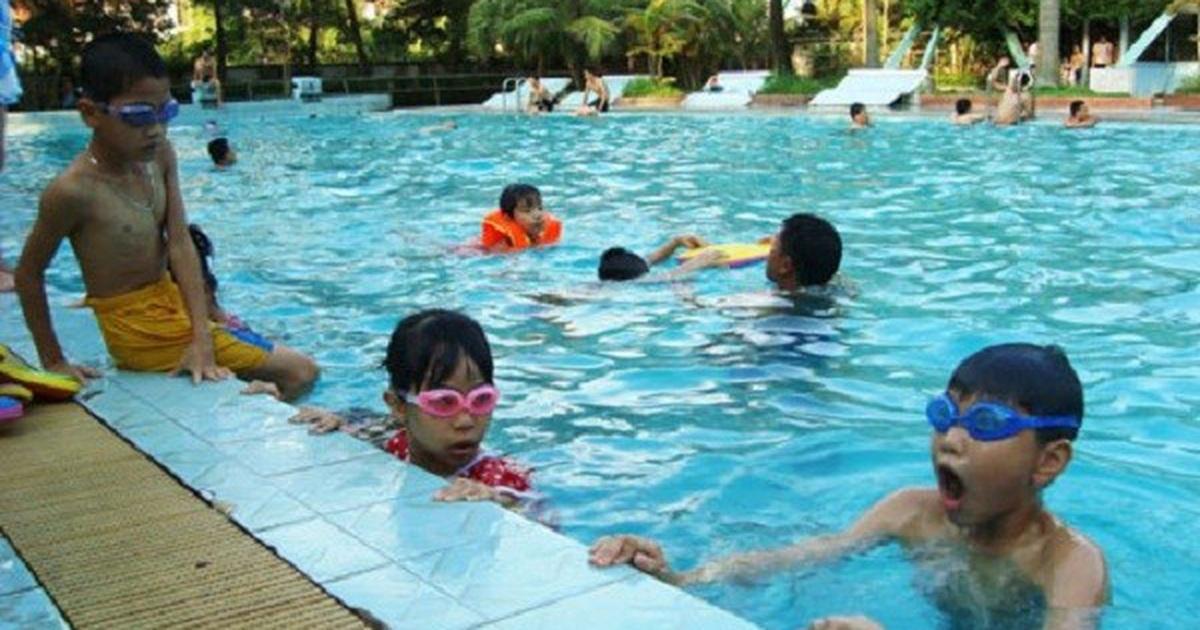 Bị nhóm bạn nhấn đầu xuống nước ở bể bơi, bé trai 14 tuổi ngạt thở hôn mê