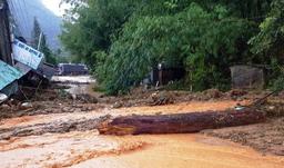 Sạt lở đất ở Nam Trà My: Động viên, giữ học trò Trà Leng ở lại trường