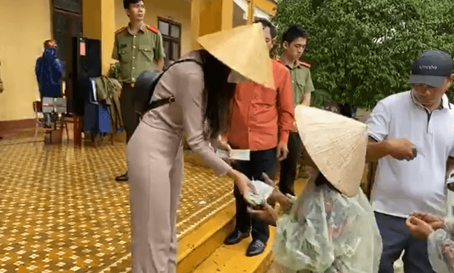 Chính quyền Hải Lăng phản hồi Thủy Tiên việc người đeo vàng đi nhận cứu trợ
