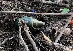 Hoảng hồn phát hiện một quả bom trong vườn nhà sau mưa lũ