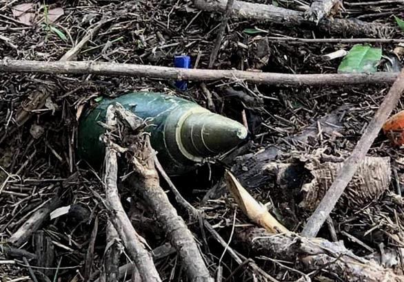 Hoảng hồn phát hiện một quả bom trong vườn nhà sau mưa lũ