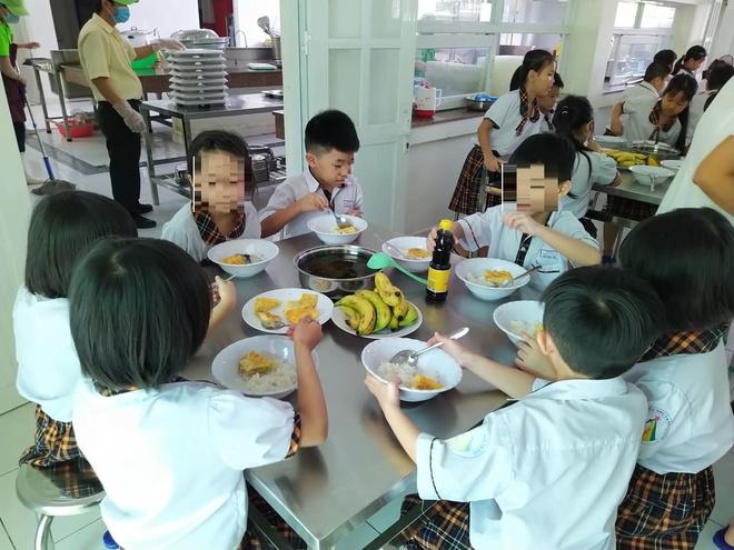 Phụ huynh bật khóc nhìn suất ăn bán trú 30k của con chỉ có trứng và rau