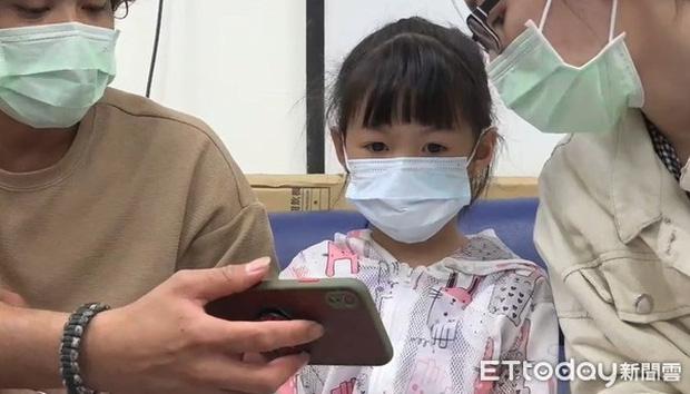 Nghĩ con gái bị dị ứng, cha mẹ đưa đi khám mới phát hiện sỏi trong mắt con