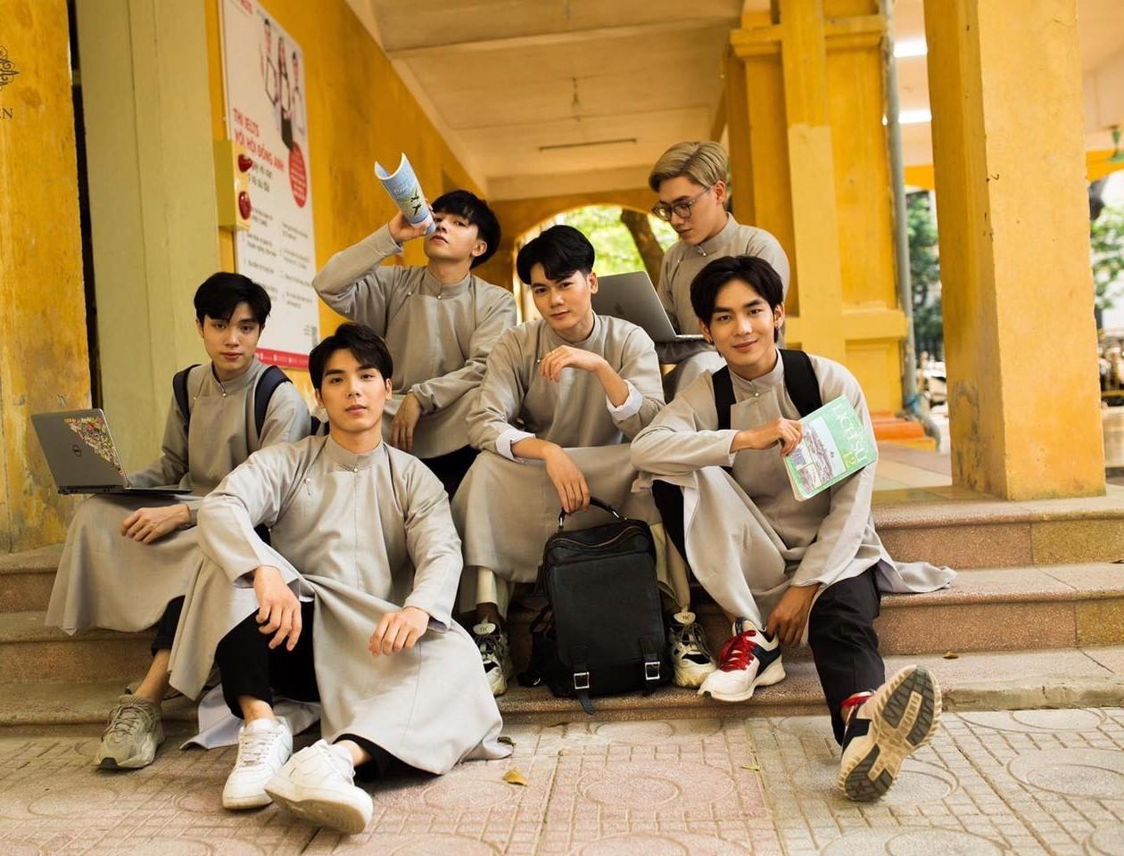 Nam sinh trường THPT Phan Đình Phùng mặc áo dài gây bão mạng xã hội