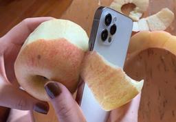 iPhone 12 "đắt xắt ra miếng", có thể dùng để gọt táo
