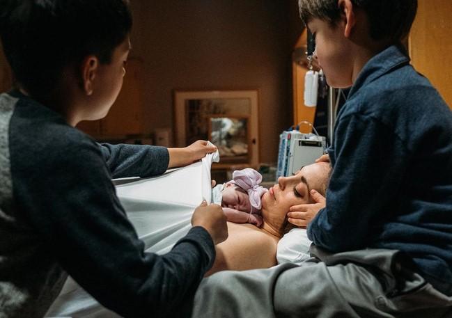 Mẹ cho con trai 9 tuổi vào tận phòng sinh chứng kiến cảnh sinh nở