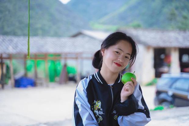 Cô bé bán lê người Mông nổi tiếng năm nào gây sốt vì diện mạo tuổi 18