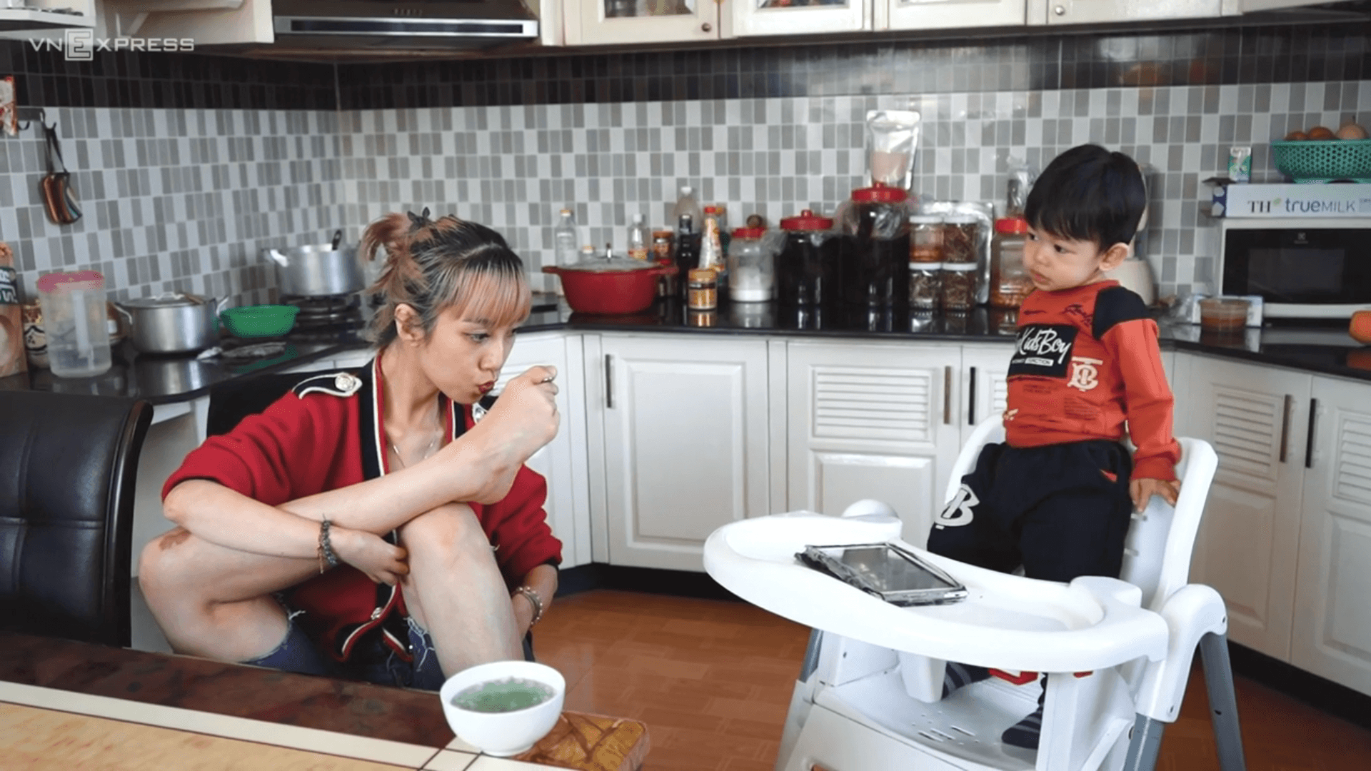 Bị người yêu chối bỏ, cô gái liệt tay một mình nuôi con bằng chân