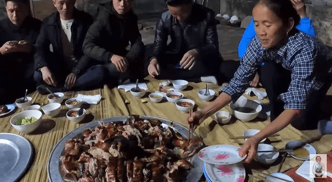Clip đầu năm mới của Bà Tân Vlog là thịt dê nướng nguyên con
