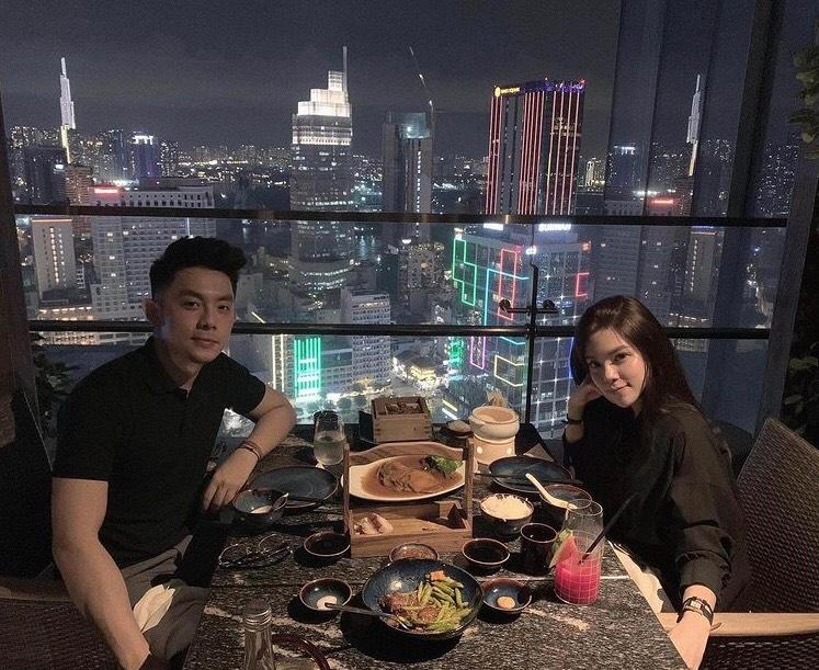 Tống Đông Khuê ‘Người ấy là ai’ khoe xe đôi tiền tỉ cùng bạn gái