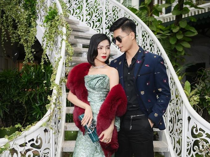 Lệ Quyên và Lâm Bảo Châu đăng story, chẳng hiểu sao lại giống nhau đến lạ