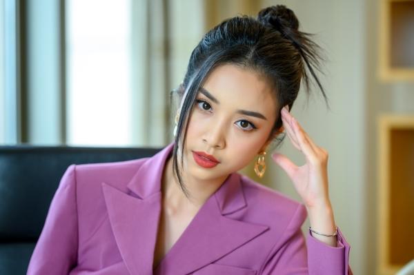 Nửa đêm, Á hậu Thúy An đăng ảnh chụp tay chân bầm dập sau 2 tháng kết hôn