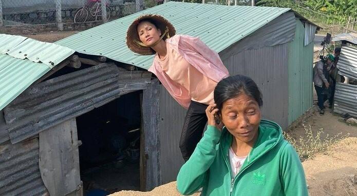 H'Hen Niê đội nón rách mặc áo chống nắng đi xây nhà cho trẻ em nghèo