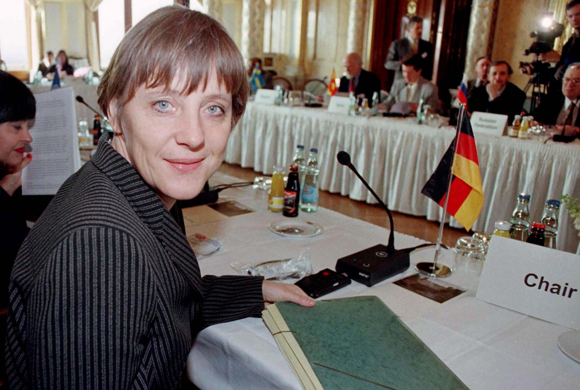 Ngắm nhan sắc thời thanh xuân của nữ Thủ tướng Đức Angela Merkel trước ngày về hưu