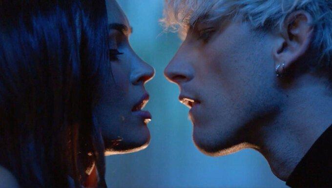 Đang biểu diễn trong concert, bạn trai bỗng chạy lại bế bổng Megan Fox hôn