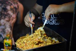 Bánh mì dân tổ có gì đặc biệt mà 3 giờ sáng người ta vẫn xếp hàng chờ mua?