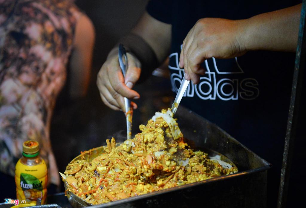 Bánh mì dân tổ có gì đặc biệt mà 3 giờ sáng người ta vẫn xếp hàng chờ mua?